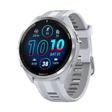 ساعة Garmin Forerunner 965 بهيكل أبيض وسوار سيليكون باللون الأبيض/الرمادي البودرة مع شاشة عرض كاملة