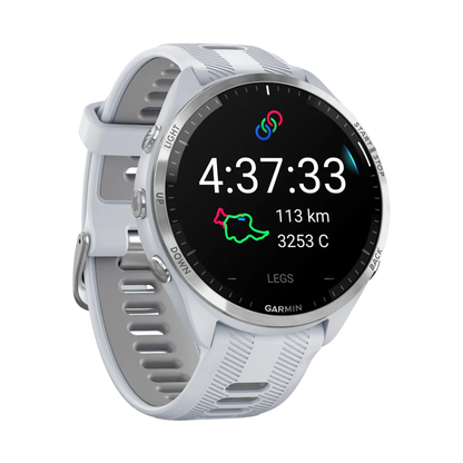 ساعة Garmin Forerunner 965 بهيكل أبيض وسوار سيليكون باللون الأبيض/الرمادي البودرة مع شاشة عرض كاملة