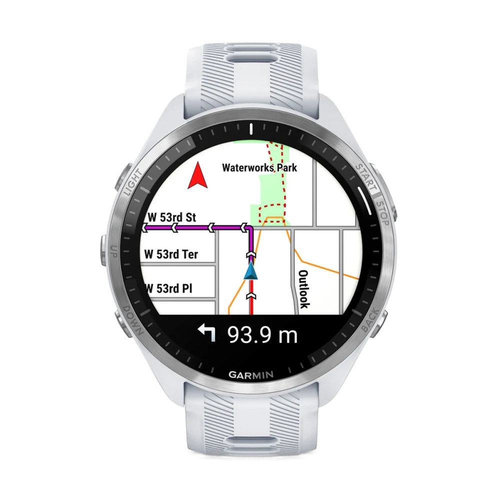 ساعة Garmin Forerunner 965 بهيكل أبيض وسوار سيليكون باللون الأبيض/الرمادي البودرة مع شاشة عرض كاملة