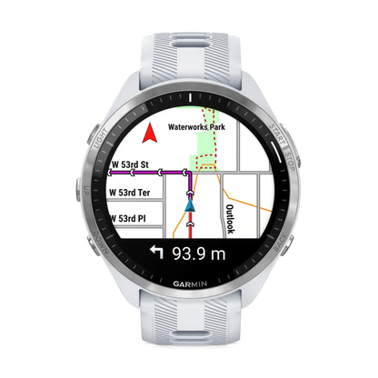 ساعة Garmin Forerunner 965 بهيكل أبيض وسوار سيليكون باللون الأبيض/الرمادي البودرة مع شاشة عرض كاملة