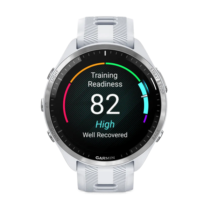 ساعة Garmin Forerunner 965 بهيكل أبيض وسوار سيليكون باللون الأبيض/الرمادي البودرة مع شاشة عرض كاملة