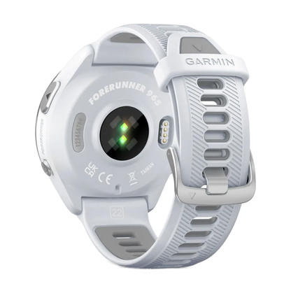 ساعة Garmin Forerunner 965 بهيكل أبيض وسوار سيليكون باللون الأبيض/الرمادي البودرة مع شاشة عرض كاملة