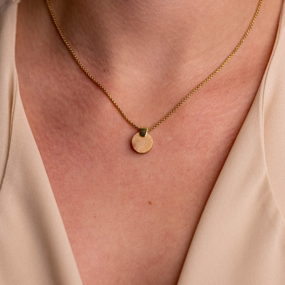 WOODWATCH WOMEN'S NECKLACE IN CIRCULAR MAPLE PENDANT AND GOLD