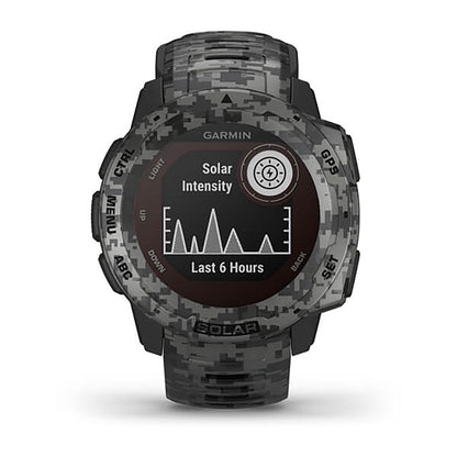 ساعة Garmin Instinct Solar ذات الإصدار المموه (Camo Edition)، مزودة بحزام سيليكون رمادي مموه وشاشة ملونة بالكامل.