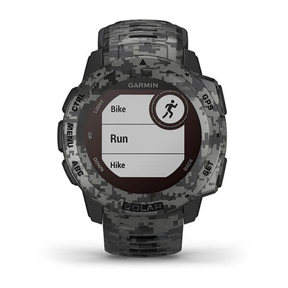 ساعة Garmin Instinct Solar ذات الإصدار المموه (Camo Edition)، مزودة بحزام سيليكون رمادي مموه وشاشة ملونة بالكامل.