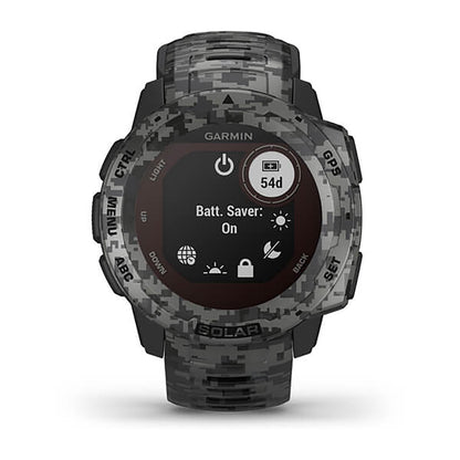 ساعة Garmin Instinct Solar ذات الإصدار المموه (Camo Edition)، مزودة بحزام سيليكون رمادي مموه وشاشة ملونة بالكامل.