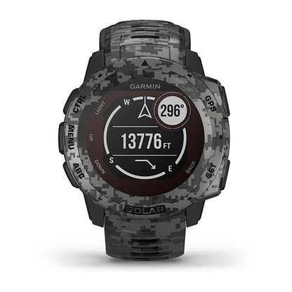ساعة Garmin Instinct Solar ذات الإصدار المموه (Camo Edition)، مزودة بحزام سيليكون رمادي مموه وشاشة ملونة بالكامل.
