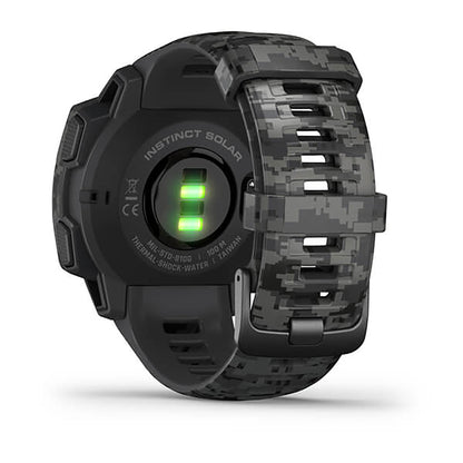 ساعة Garmin Instinct Solar ذات الإصدار المموه (Camo Edition)، مزودة بحزام سيليكون رمادي مموه وشاشة ملونة بالكامل.