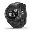 ساعة Garmin Instinct Solar ذات الإصدار المموه (Camo Edition)، مزودة بحزام سيليكون رمادي مموه وشاشة ملونة بالكامل.