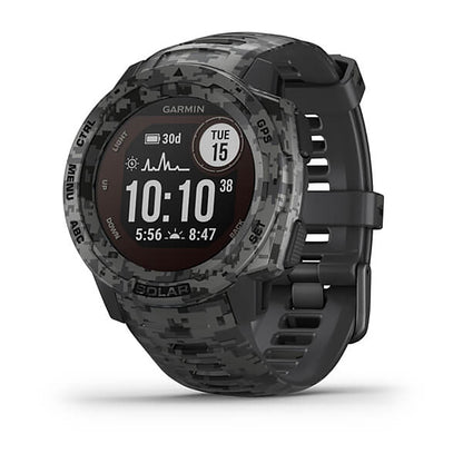 ساعة Garmin Instinct Solar ذات الإصدار المموه (Camo Edition)، مزودة بحزام سيليكون رمادي مموه وشاشة ملونة بالكامل.