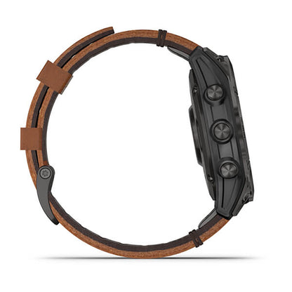 ساعة Garmin Epix Gen 2 باللون الأسود الكربوني الرمادي مع إطار من التيتانيوم المطلي بالكربون الشبيه بالألماس (DLC) وحزام جلدي وشاشة ملونة بالكامل