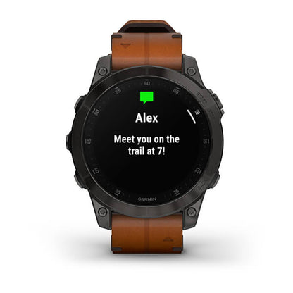 ساعة Garmin Epix Gen 2 باللون الأسود الكربوني الرمادي مع إطار من التيتانيوم المطلي بالكربون الشبيه بالألماس (DLC) وحزام جلدي وشاشة ملونة بالكامل