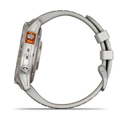 ساعة Garmin Fenix 7 Pro Sapphire Solar Edition من التيتانيوم باللون الرمادي الضبابي/البرتقالي الجمر بملء الشاشة