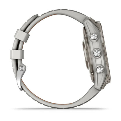 ساعة Garmin Fenix 7 Pro Sapphire Solar Edition من التيتانيوم باللون الرمادي الضبابي/البرتقالي الجمر بملء الشاشة